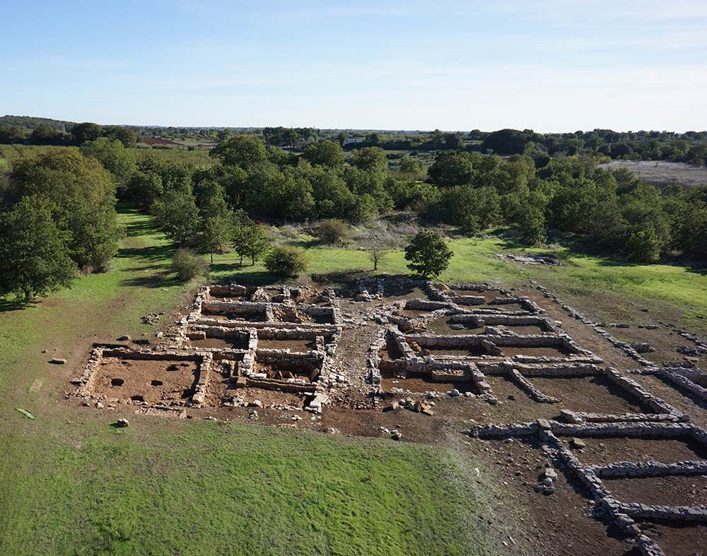 L’abitato di Monte Sannace (ripresa da drone delle insulae III e V-Di Lieto s.r.l.).
